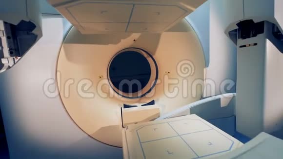 CAT扫描器位于黑暗的医院房间里CT或核磁共振扫描仪视频的预览图