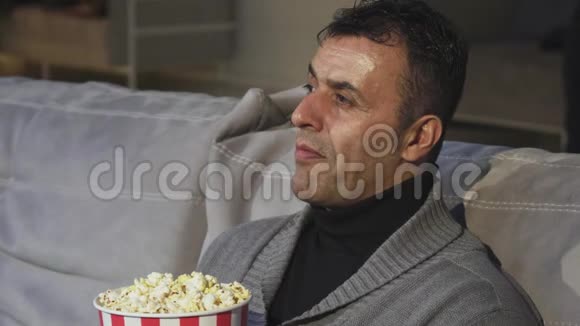 英俊的成熟男人坐在电影院时竖起大拇指视频的预览图