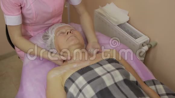 放松的老年妇女得到水疗按摩视频的预览图