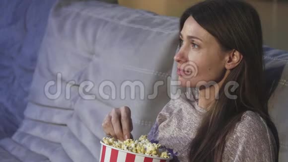 靠近一个成熟的女人在电影院边吃爆米花视频的预览图