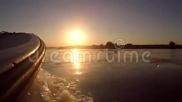日落时横渡船河视频的预览图