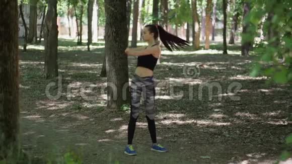 这个女孩在森林里从事健身活动在森林里运动视频的预览图