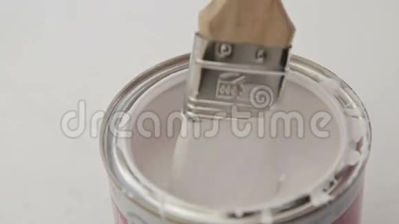 油漆刷蘸漆罐视频的预览图