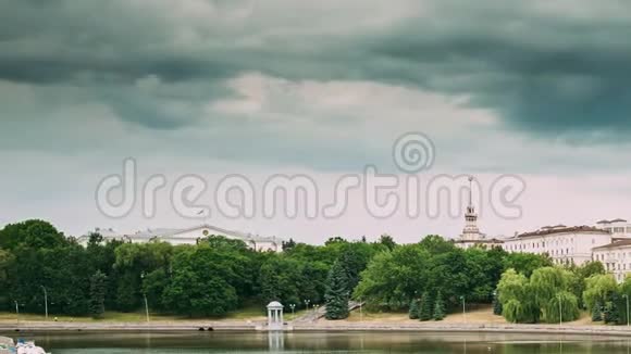 白俄罗斯明斯克白俄罗斯国防部总参谋部城市海滨和Kommunismicheskaya街的看法视频的预览图