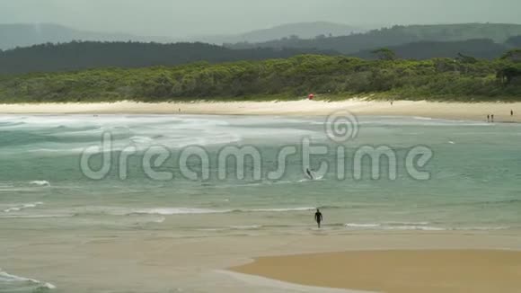 夏季在澳大利亚梅林布拉的冲浪活动视频的预览图