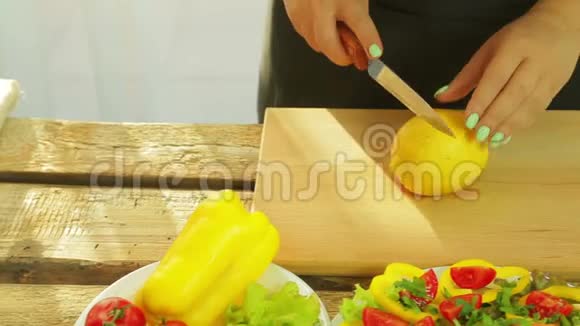一个女人手里拿着一把刀切了一个新鲜的柠檬视频的预览图