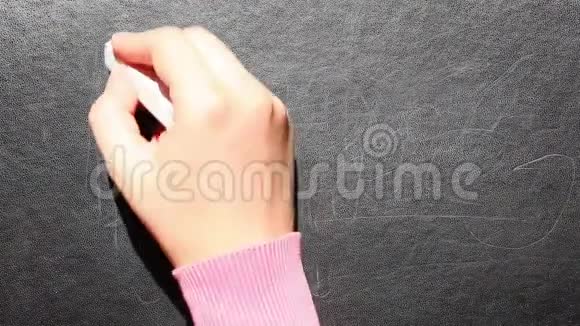 爱女人用粉笔在黑板上手写文字视频的预览图