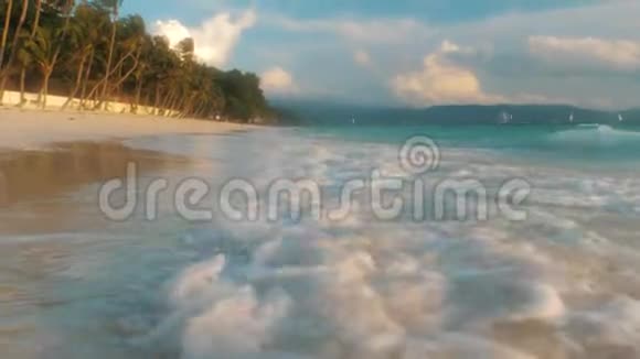 绿松石的海浪在热带岛屿的沙滩上翻滚海洋海景景区奇妙的夏日旅行视频的预览图