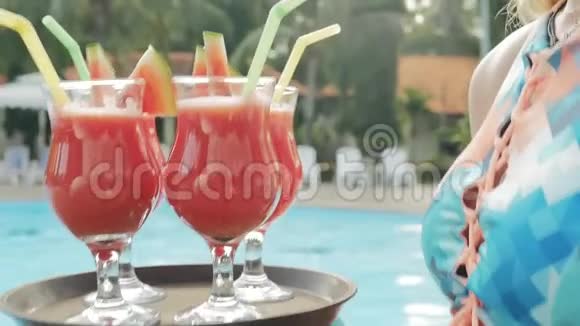 夏日泳池派对把新鲜果汁收起来视频的预览图