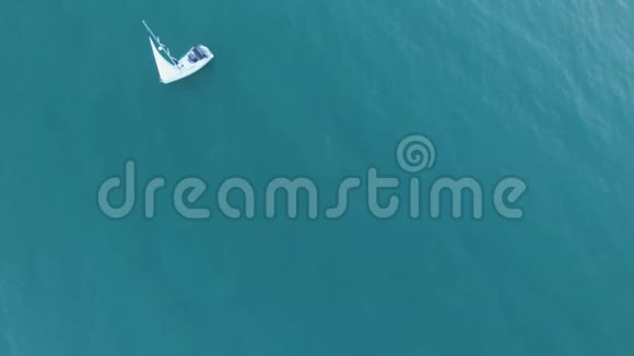 小帆船和平地漂浮在蓝水上自由独立视频的预览图