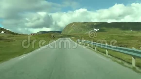 在挪威的公路上开车挪威美丽的风景与湖泊和道路视频的预览图