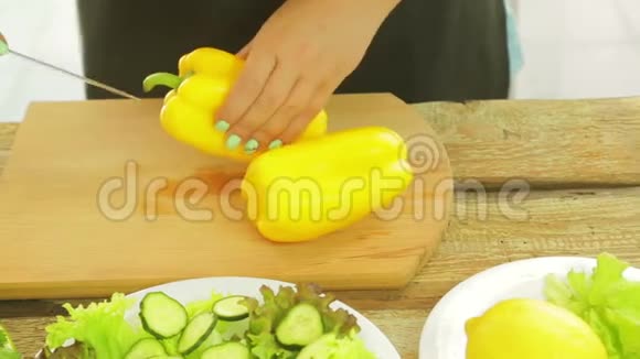 那女人手里拿着一把刀把种子上的黄胡椒清洗干净视频的预览图