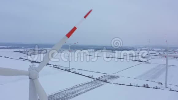 从冬季风力涡轮机的能源生产高度看波兰视频的预览图