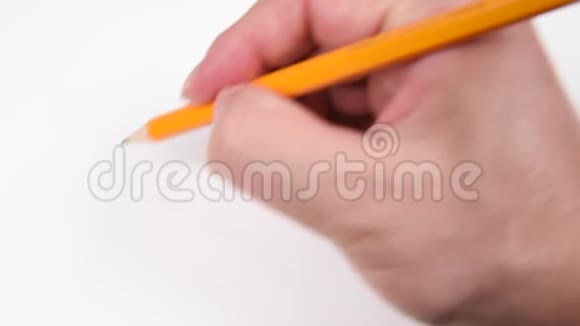 人在白纸上书写勾股定理的手视频的预览图