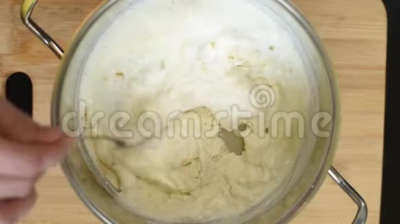 塞莫利纳酸奶在一锅不锈钢与木桌混合顶部视图视频的预览图