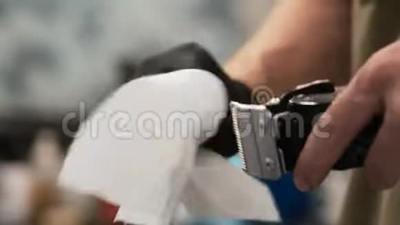 男人正在用餐巾纸清洗电动剃须刀视频的预览图
