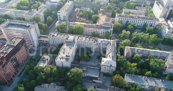 河附近的老城的全景这是一座苏联建造的城市从空中靠近河视频的预览图
