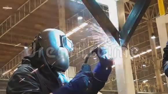 工人焊接钢结构视频的预览图