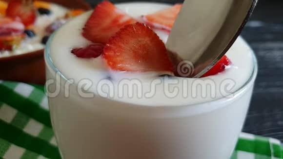酸奶草莓勺子蓝莓慢电影视频的预览图