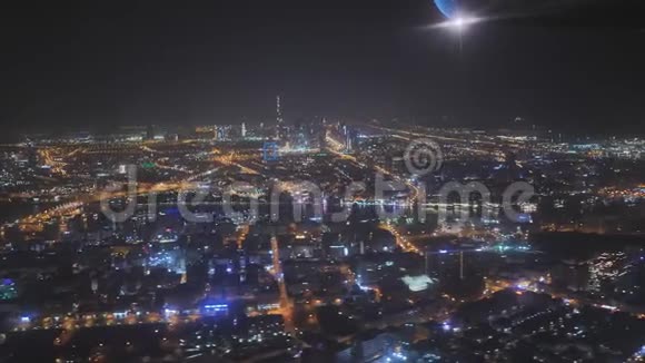晚上从飞机窗口俯瞰迪拜的空中景色视频的预览图