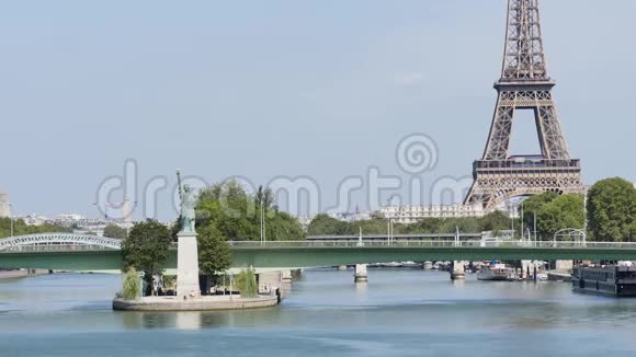 巴黎西部的景色自由女神像和埃菲尔铁塔视频的预览图