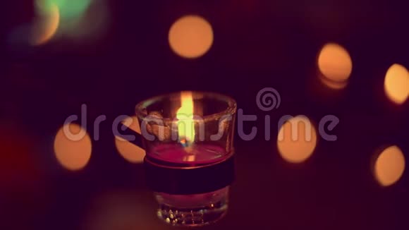 蜡烛平静地燃烧着视频的预览图