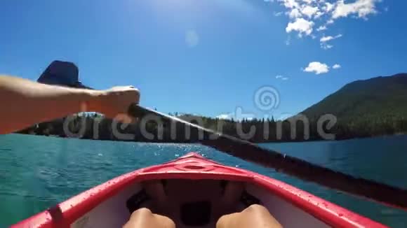 女子皮划艇在4K河视频的预览图