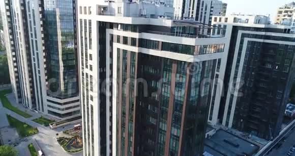 一栋现代化的建筑一栋有全景窗户的建筑一栋有无人机的现代化高层建筑视频的预览图