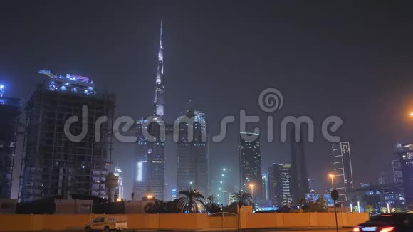 夜晚迪拜全景交通和摩天大楼市中心视频的预览图