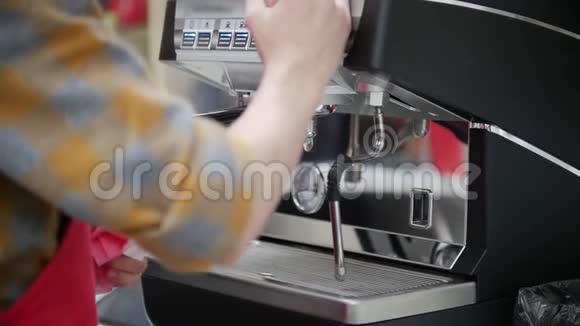 咖啡师从咖啡店的咖啡机上擦掉一根支管视频的预览图