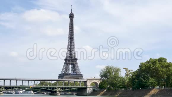巴黎塞纳河和巴黎比尔哈基姆桥后面的埃菲尔铁塔一辆地铁正在桥上通过视频的预览图