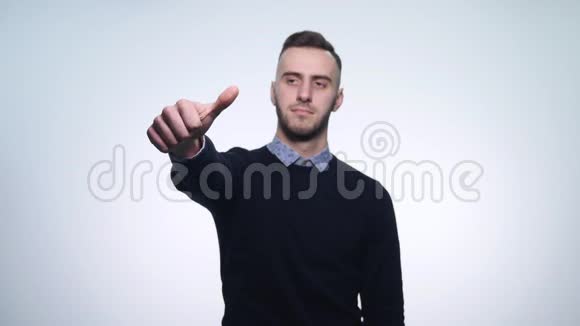 年轻人竖起大拇指摄影棚拍摄白色背景视频的预览图