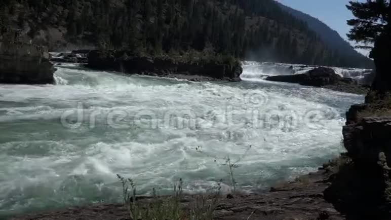 阿拉斯加荒野的岩石上涌出的水视频的预览图
