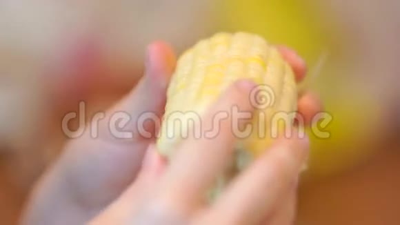 吃玉米的女人视频的预览图