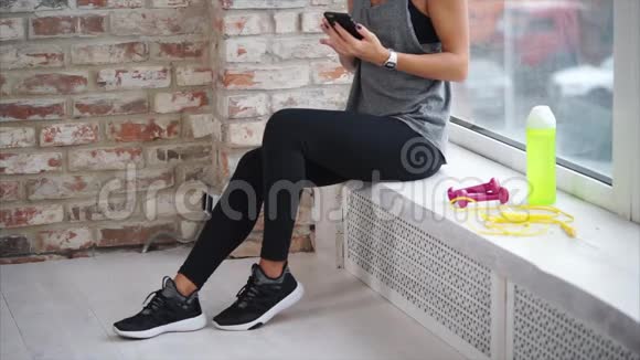 一个女人在体能训练后用手机与朋友对应视频的预览图