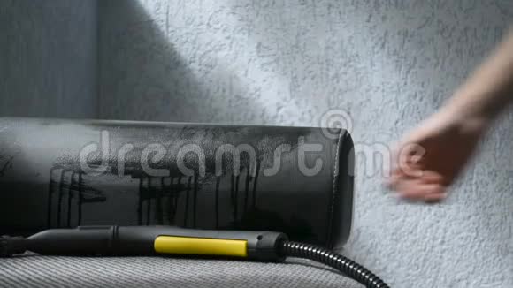 蒸汽清洁剂是由一名专业工人用来整理沙发的一部分视频的预览图