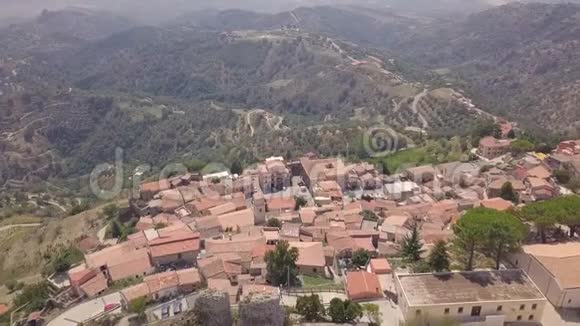 意大利卡拉布里亚山上的一个村庄博瓦的4k空中惊人的接近视频的预览图