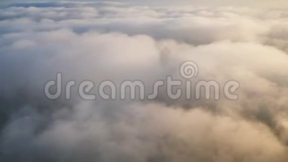 傍晚降落飞机飞越云层视频的预览图
