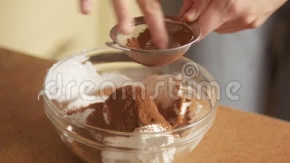 餐桌上的甜点在厨房里把鲜奶油和可可粉或巧克力粉混合视频的预览图