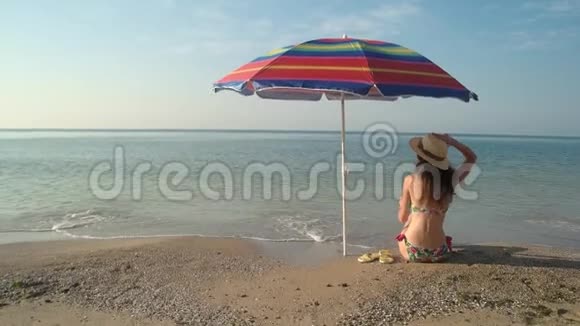 女人和雨伞在海滨视频的预览图