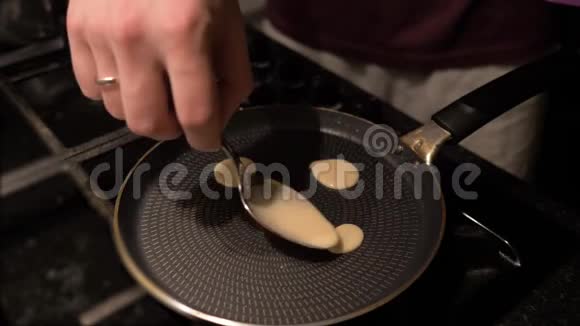 做煎饼的人一个人把面团倒成煎饼就像平底锅里的笑脸视频的预览图