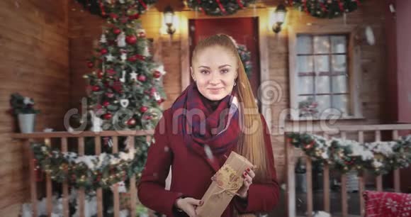 穿着冬衣的年轻女性牵着手手里拿着一个盒子视频的预览图