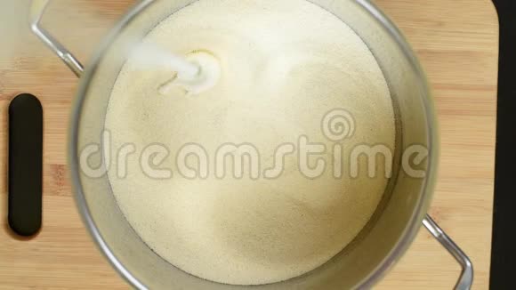塞莫利纳酸奶在一锅不锈钢与木桌混合顶部视图视频的预览图