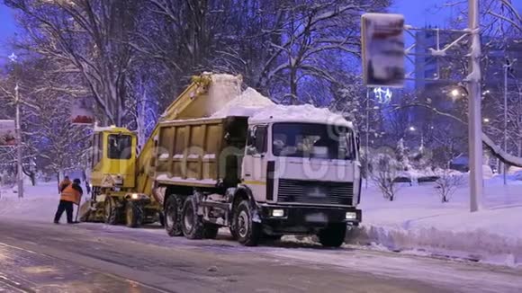 特写专门的雪坑把雪卸到卡车上雪犁在户外视频的预览图