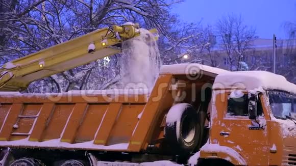 特写专门的雪坑把雪卸到卡车上雪犁在户外视频的预览图