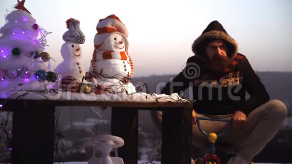 和雪人新年快乐雪人幸福的一对雪人庆典兴奋的人骑着三轮车在灰色的天空视频的预览图