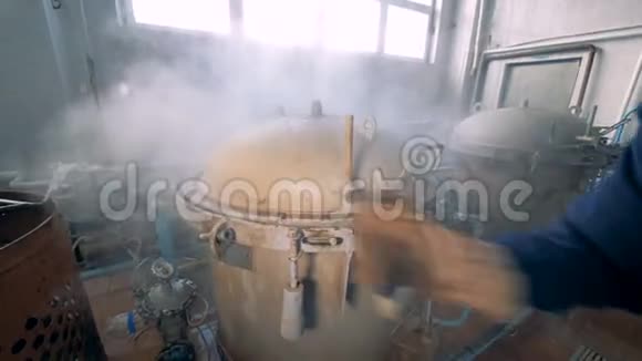 一个工厂工人用罐头关闭一个容器视频的预览图