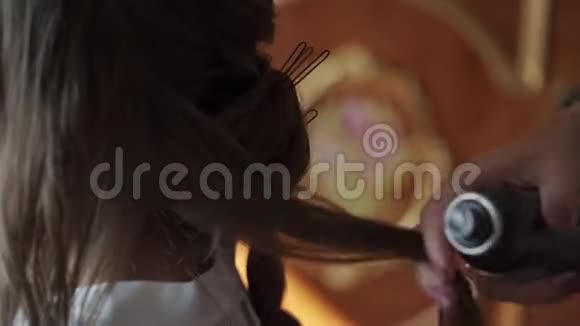 女人用头发喷雾来固定头发视频的预览图