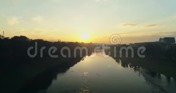 航拍乌日河日出江面日出晨景视频的预览图