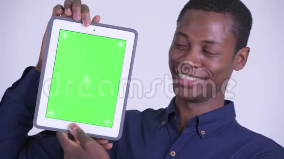 年轻快乐的非洲商人展示数码平板电脑的脸视频的预览图